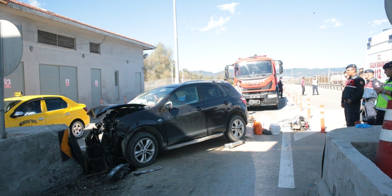 Bolu'da otoyol gişelerindeki bariyere çarpan otomobilin sürücüsü öldü, eşi yaralandı