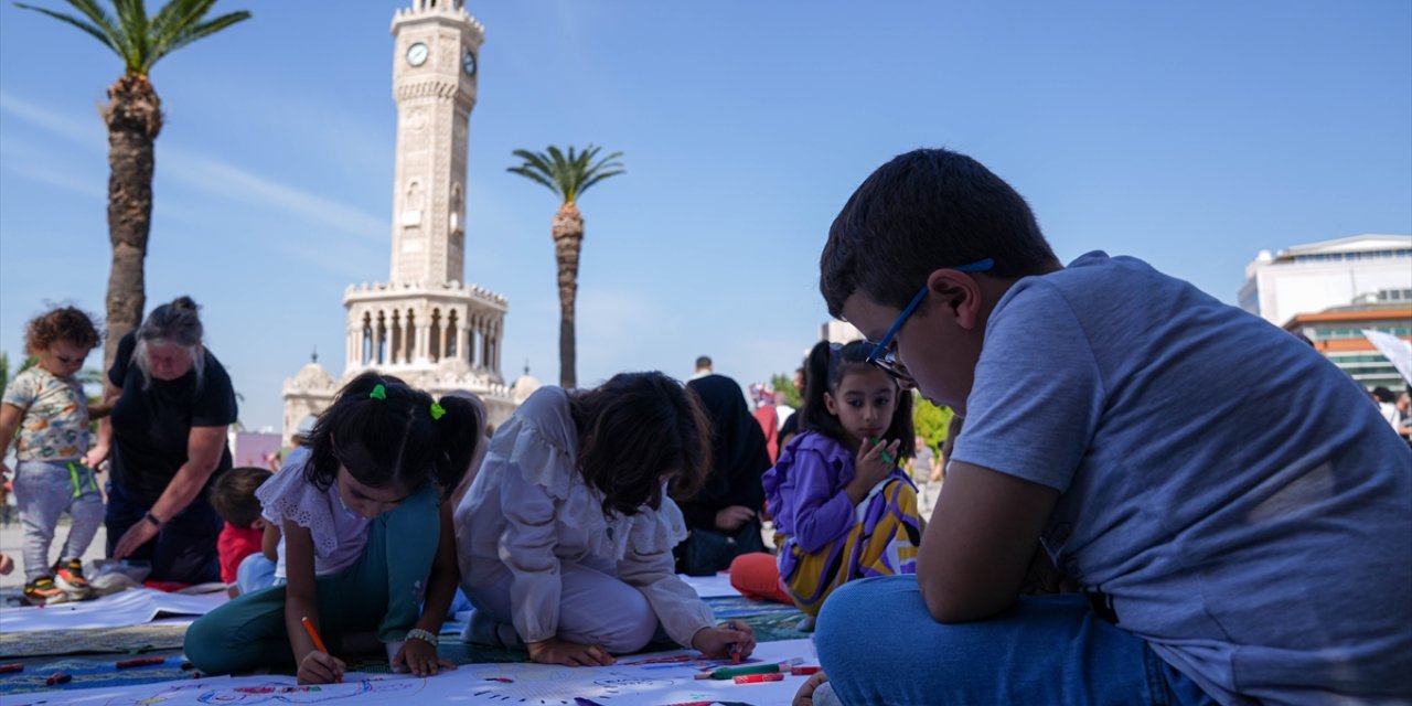 İzmir'de çocuklar çizdikleri resimlerle Gazze'deki çocuklara destek verdi