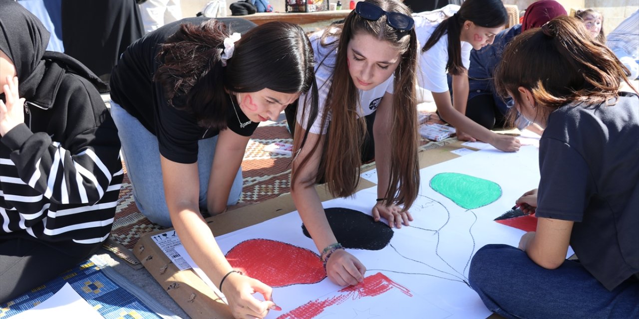 "Filistinli çocuklar için çiz" etkinliğiyle Gazze'de ölen çocuklara dikkat çekildi