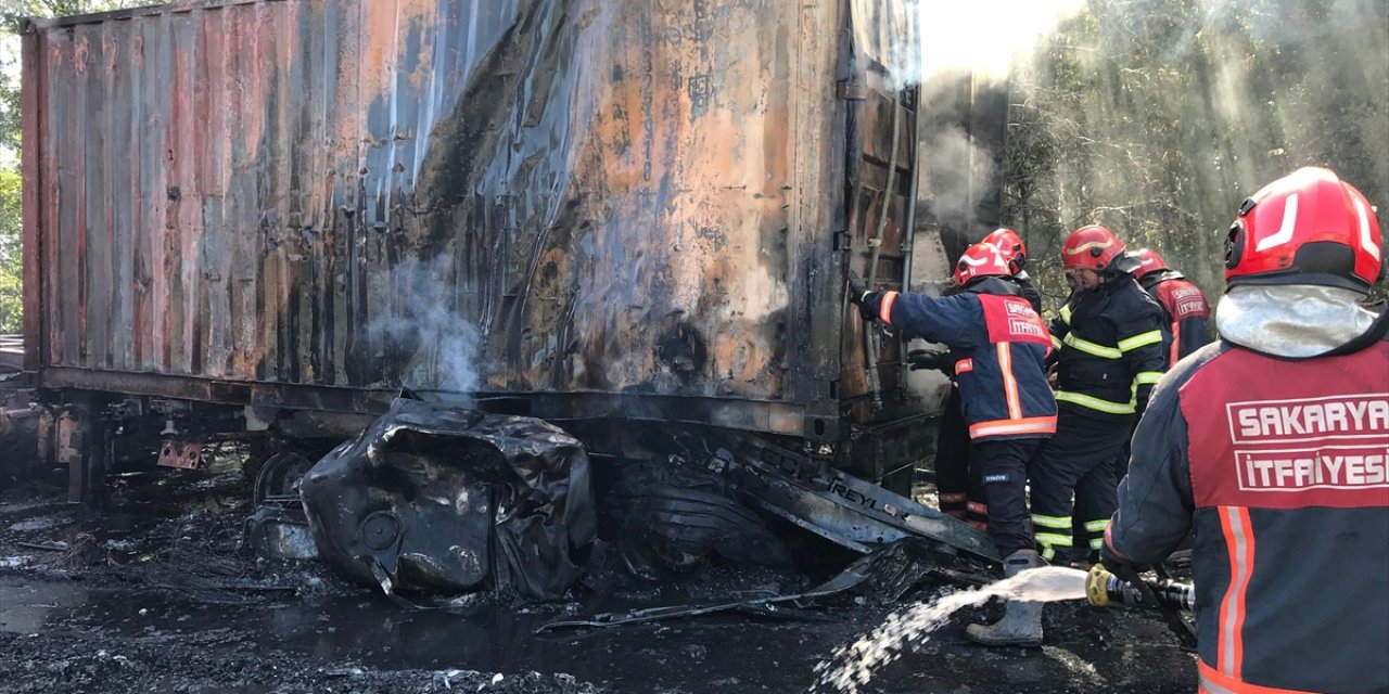 Anadolu Otoyolu'nda kaza yaparak yanan 2 tırın sürücüleri yaralandı