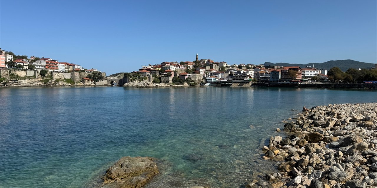 Fırtına ve kuvvetli yağış sonrası sıcaklığın arttığı Amasra'da ziyaretçi yoğunluğu yaşandı