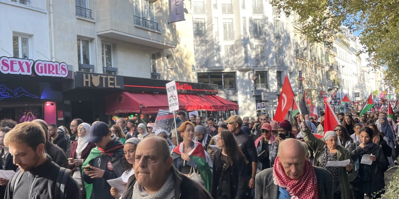 Paris'te binlerce gösterici Filistin ve Lübnan için yürüdü