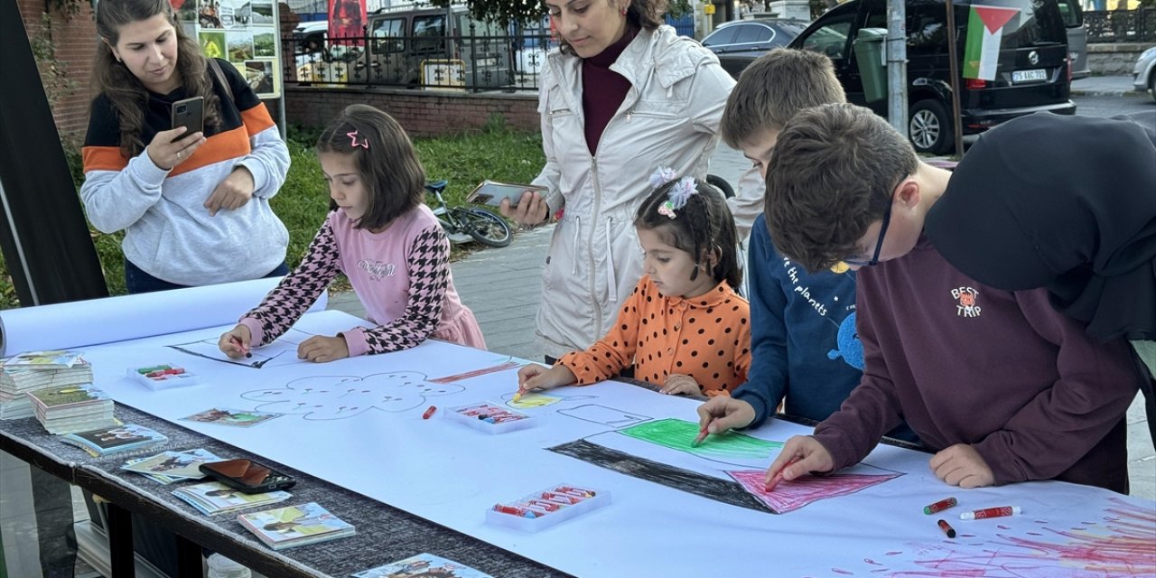 Ardahan ve Erzincan'da çocuklar hayallerindeki Filistin'i hem yazdı hem çizdi