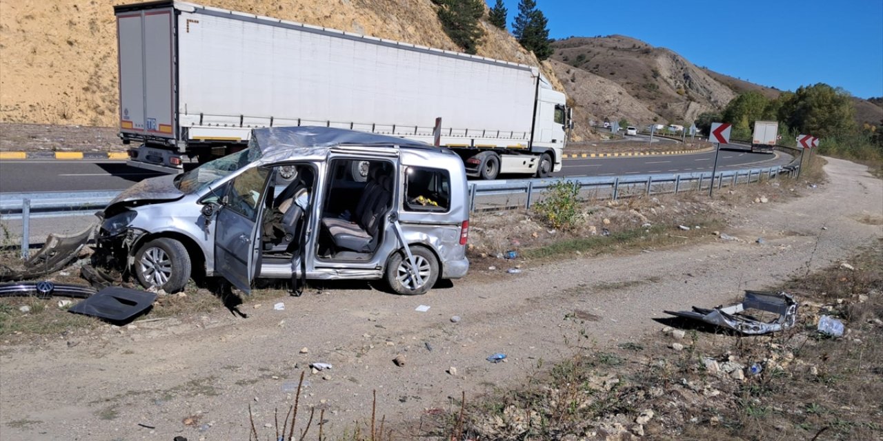 Çankırı'da şarampole devrilen hafif ticari araçtaki 5 kişi yaralandı