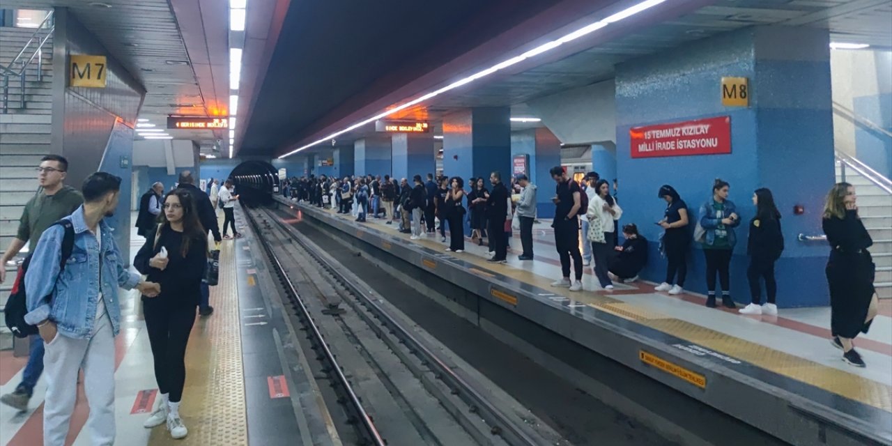 Başkentte metro hattındaki arıza nedeniyle seferler bir süre durduruldu