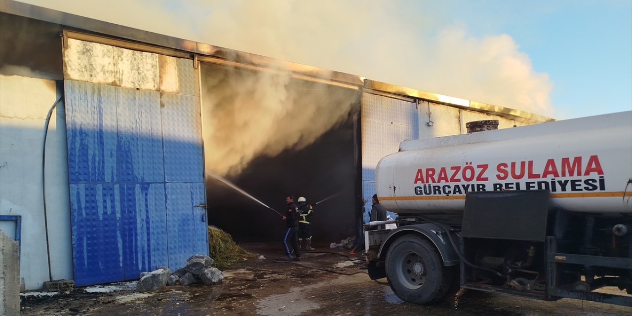 Sivas'ta yem deposunda çıkan yangında 20 bin balya saman ve iş makinesi yandı