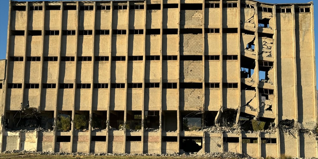 Bitlis'te atıl durumdaki 6 katlı binanın yıkımı yapıldı