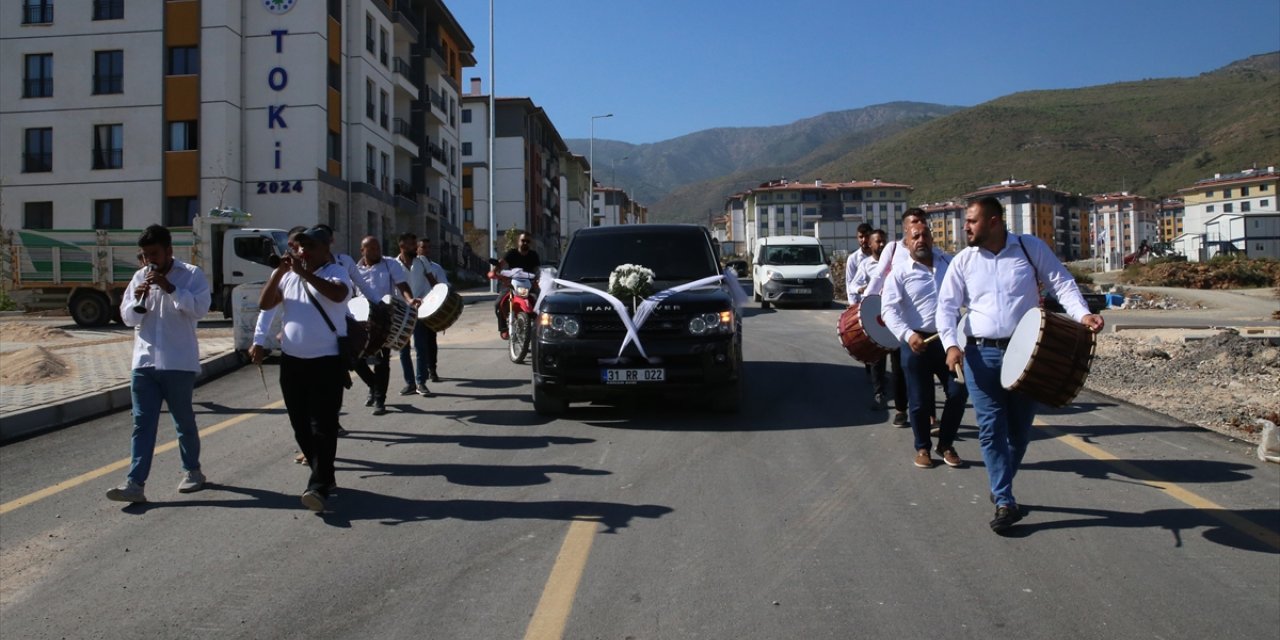 Hatay'da yeni konutu teslim edilen depremzede, ertelediği düğününü yaptı