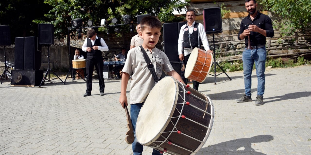 Küçük davulcu, köyündeki düğünlere neşe katıyor