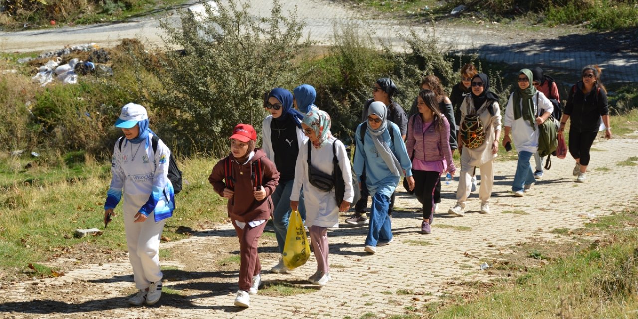 Bitlis'te kadınlar sağlıklı yaşama dikkati çekmek için yürüyüş yaptı