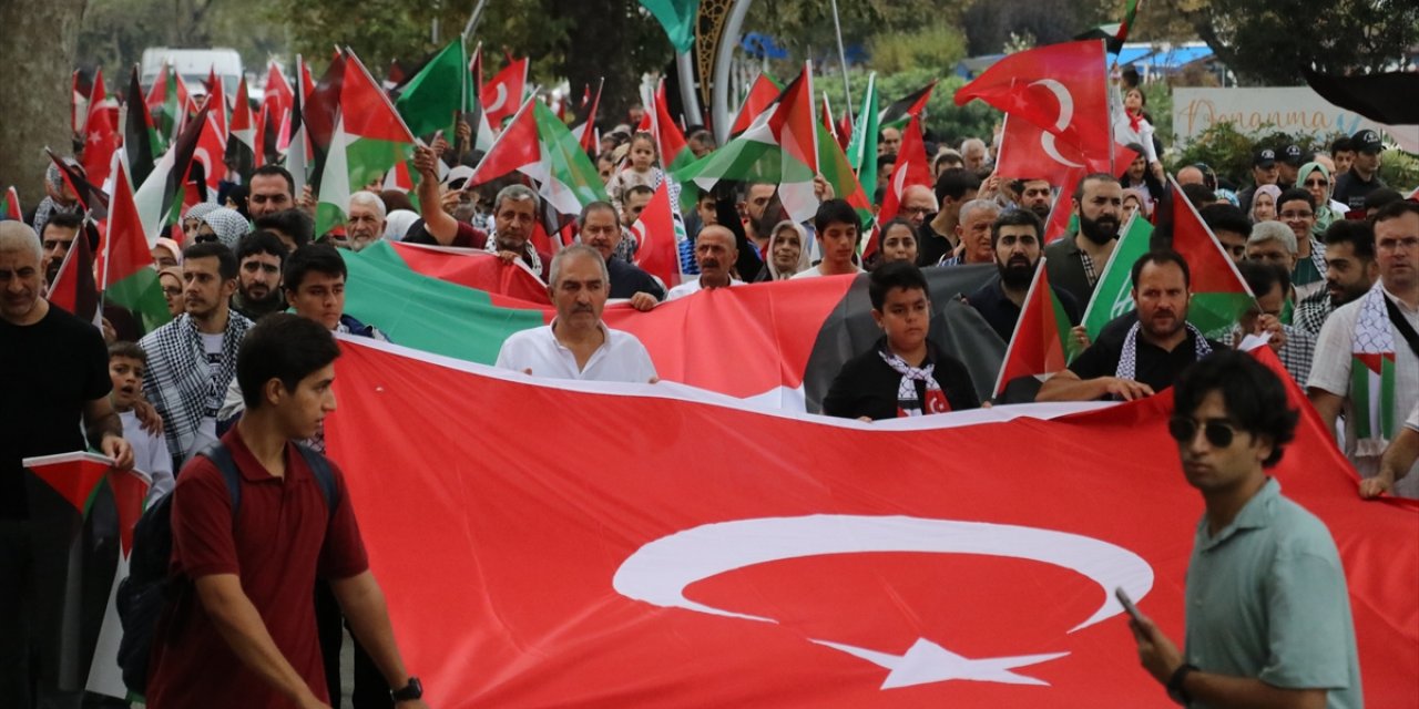 İsrail'in Gazze'ye gerçekleştirdiği saldırılar Yalova'da protesto edildi