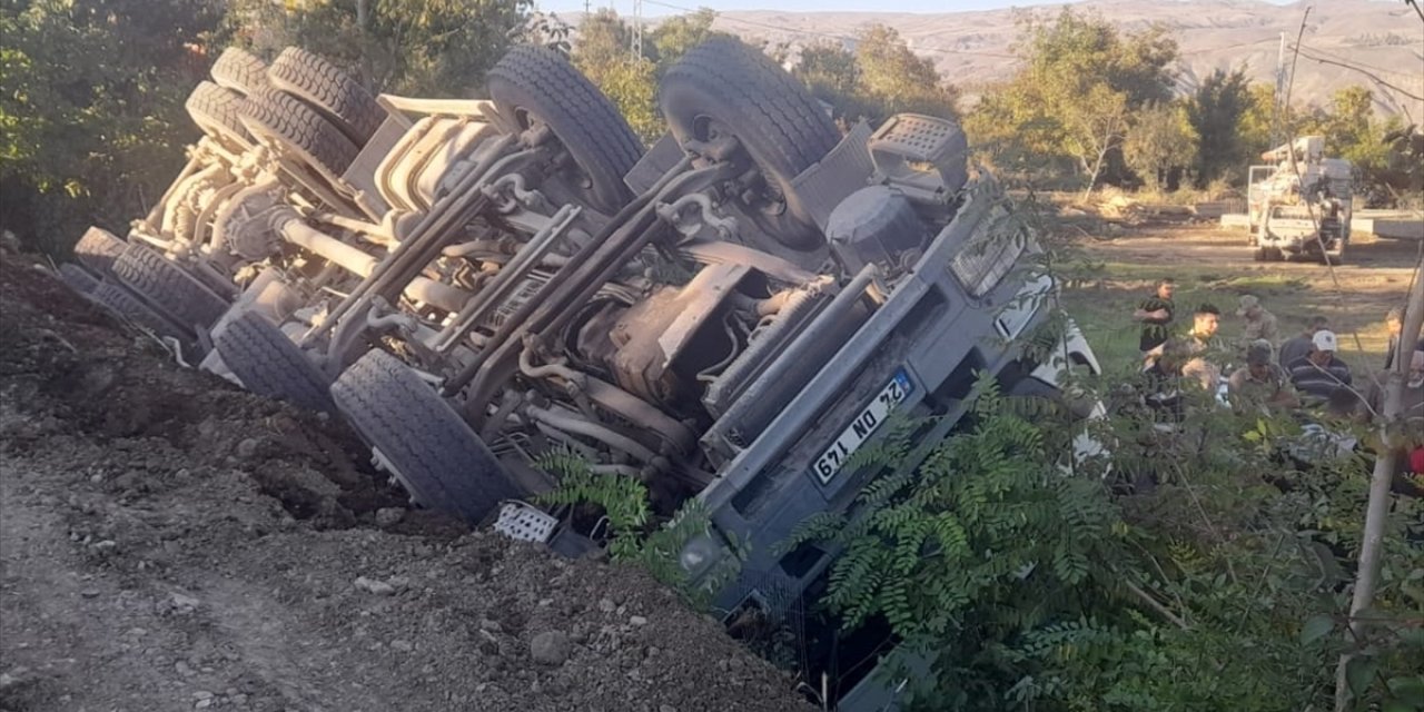 Erzincan'da devrilen beton mikserinde sıkışan sürücüyü itfaiye ekipleri kurtardı