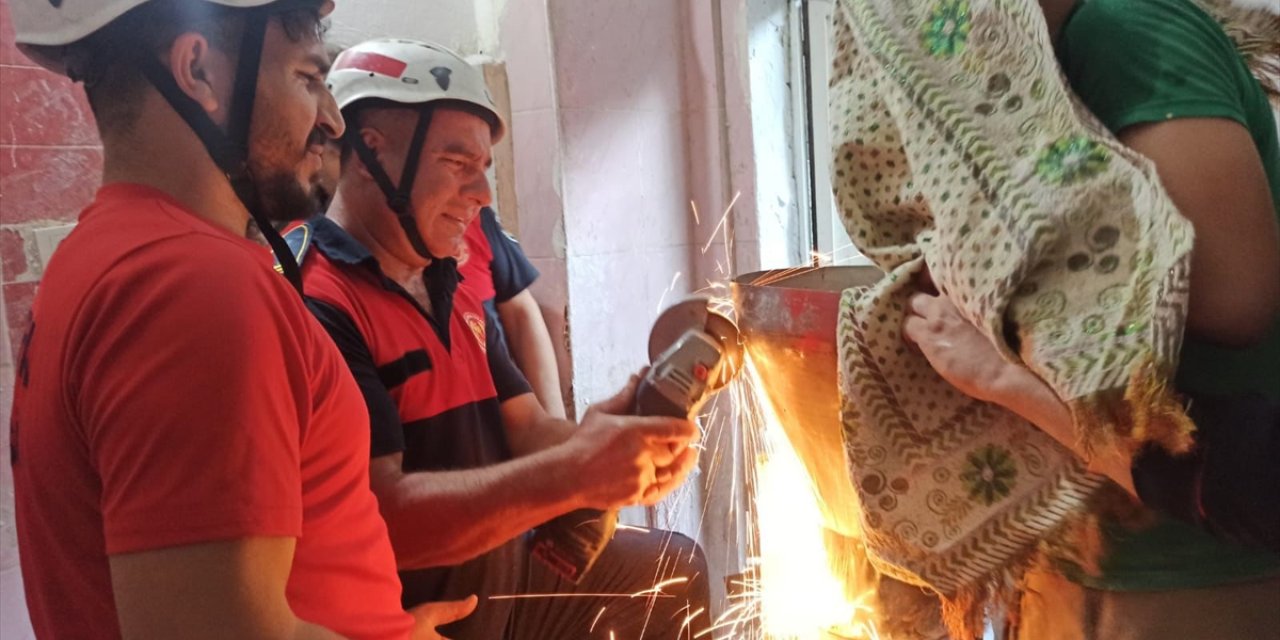 Şanlıurfa'da elini hamur makinesine kaptıran çocuk itfaiye ekiplerince kurtarıldı