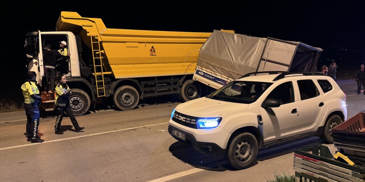 Erzurum'da yol kenarındaki kamyona çarpıp şarampole düşen kamyonetin sürücüsü yaralandı