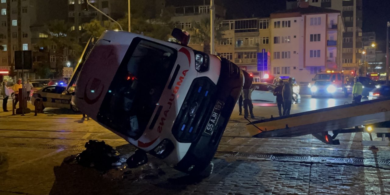 Samsun'da tramvayla ambulansın çarpışması sonucu 4 kişi yaralandı