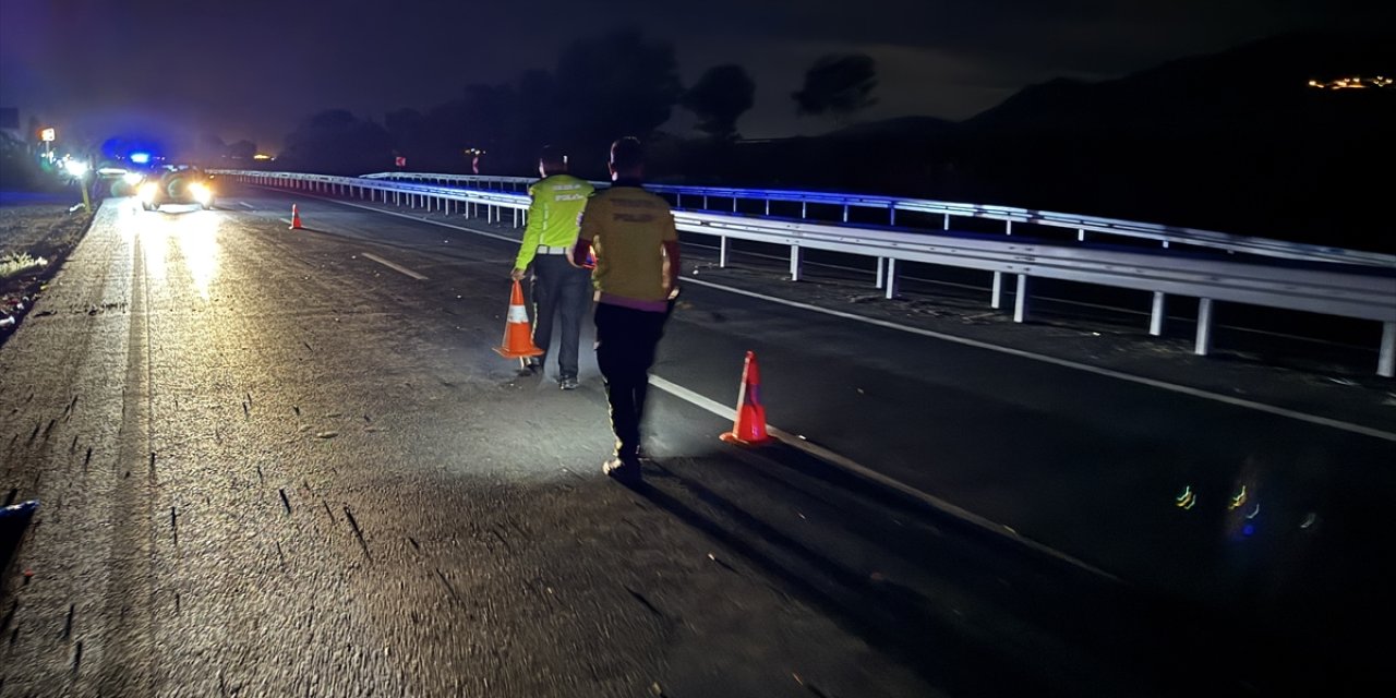 GÜNCELLEME - Aydın'da hafif ticari araçla çarpışan motosikletteki 2 kişi öldü