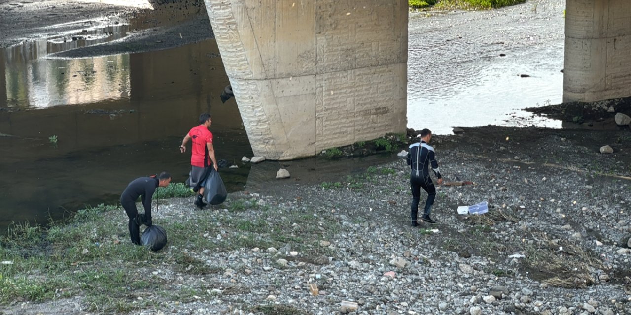 Samsun'da ırmakta ceset ihbarına giden ekipler temizlik yaptı