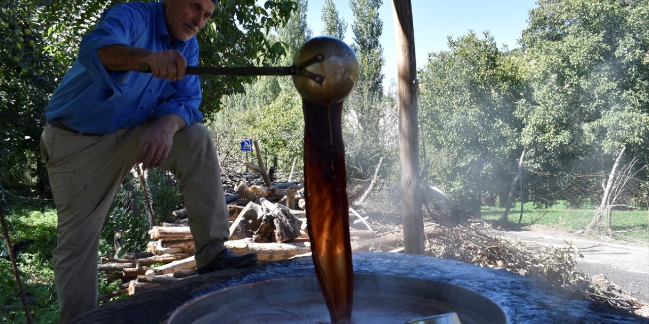 Asırlardır geleneksel yöntemlerle üzüm pekmezi yapıyorlar