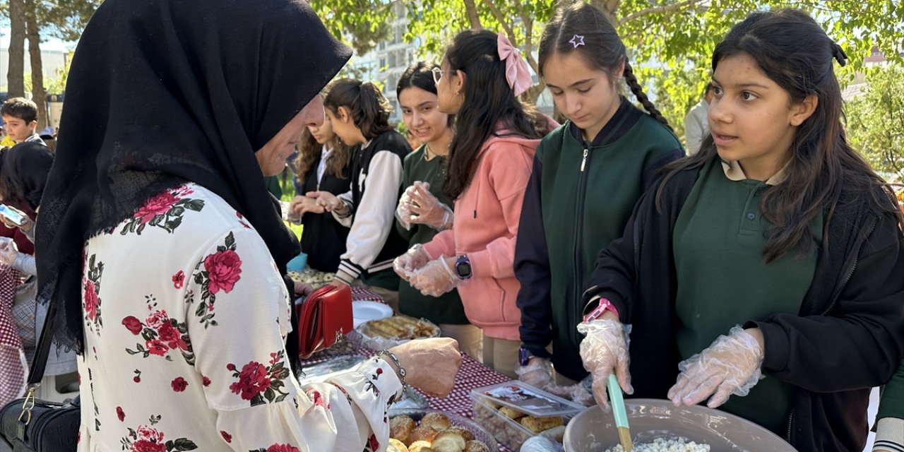 Van'da lise öğrencileri Gazze yararına kermes düzenledi