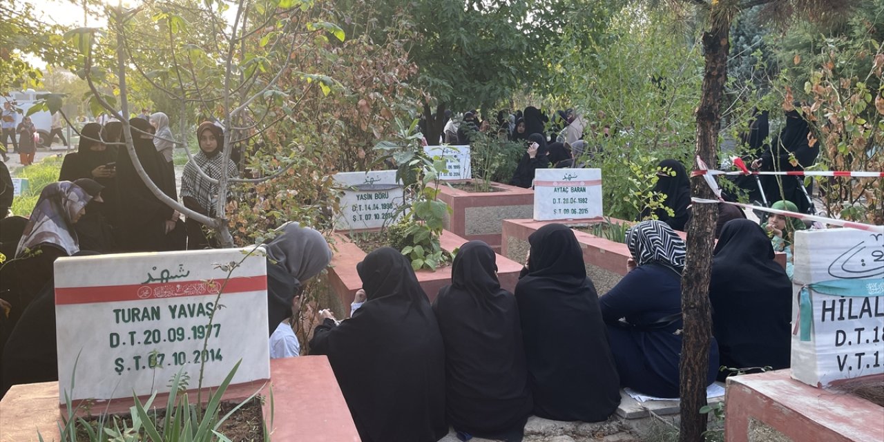 Diyarbakır'da Yasin Börü ve arkadaşları mezarları başında anıldı