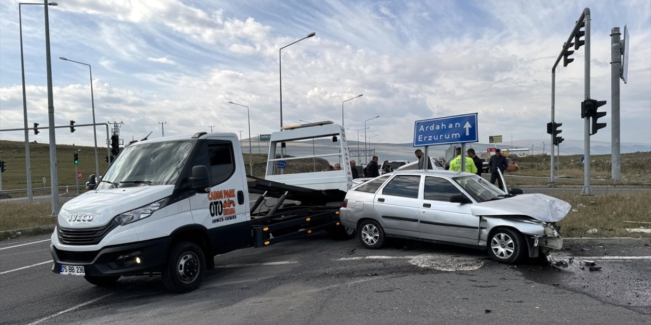 Ardahan'da iki otomobil çarpıştı, 4 kişi yaralandı