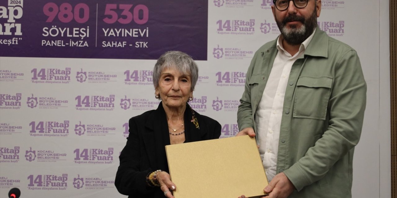 Mehmet Akif Ersoy'un torunu Selma Argon Ersoy, 14. Kocaeli Kitap Fuarı'na katıldı: