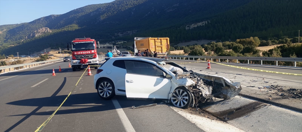 Denizli'de kamyona çarpan otomobildeki sürücü öldü