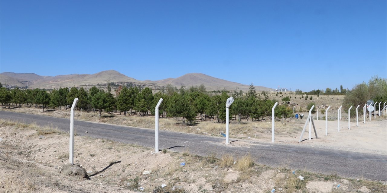 Niğde'de bir kişi tarlasından geçen yolu kapattı