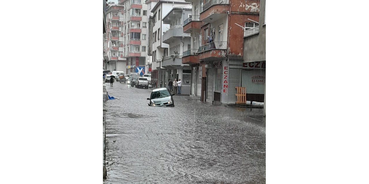 Artvin'in Hopa ilçesinde sağanak hasara yol açtı