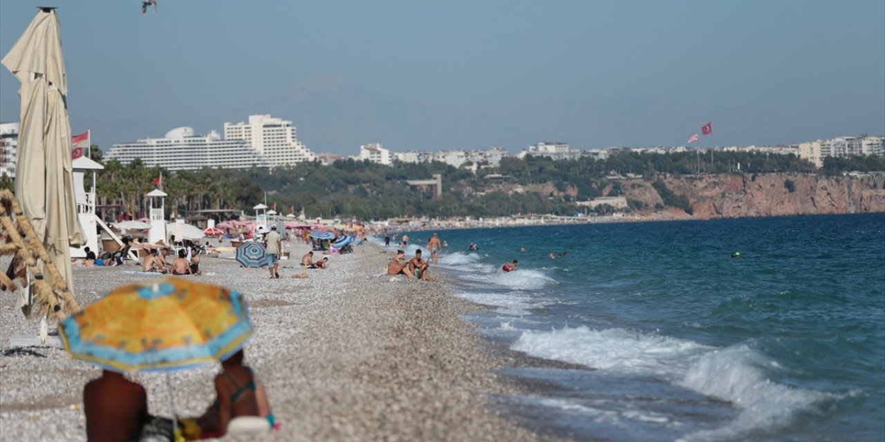 Antalya'da sıcak hava nedeniyle sahillerdeki yoğunluk sürüyor