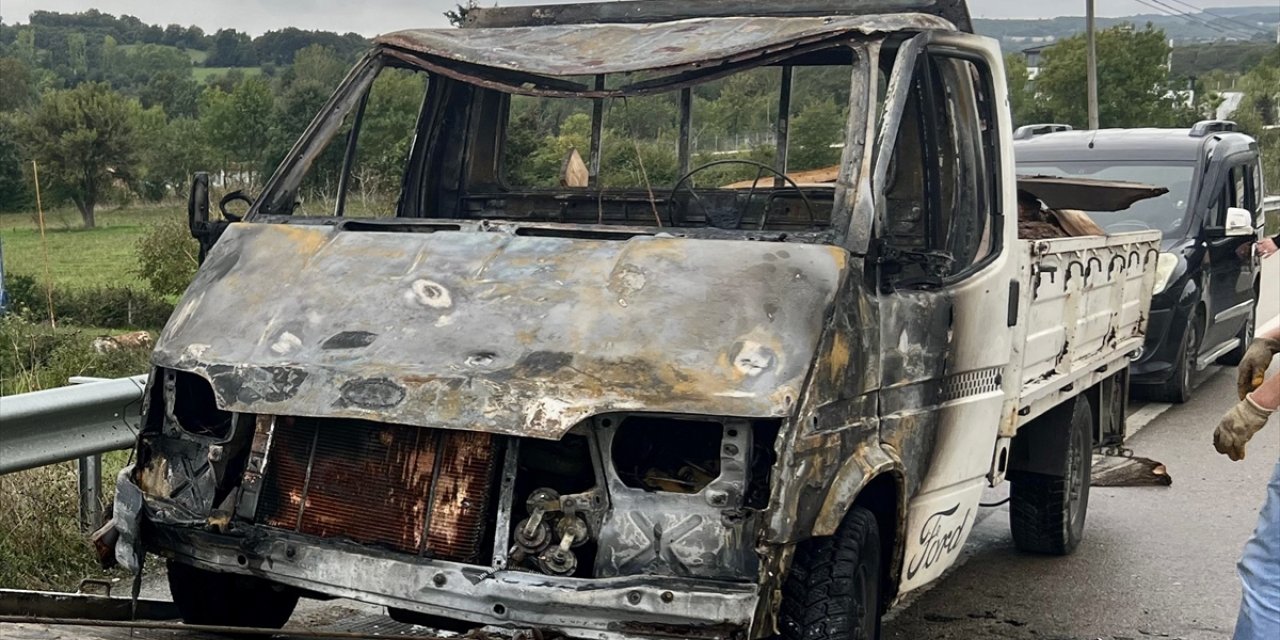 Sinop'ta seyir halindeki kamyonet yandı