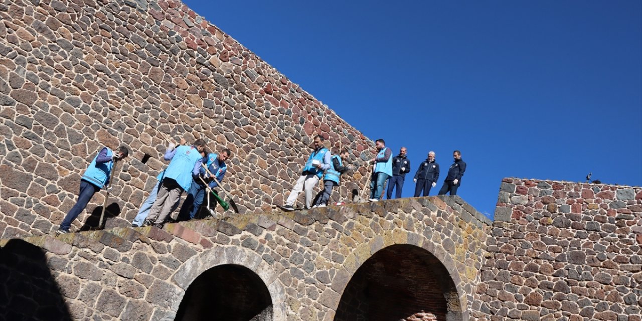 Erzurum'da din görevlileri ecdadın vatan savunması yaptığı tarihi tabyayı temizledi