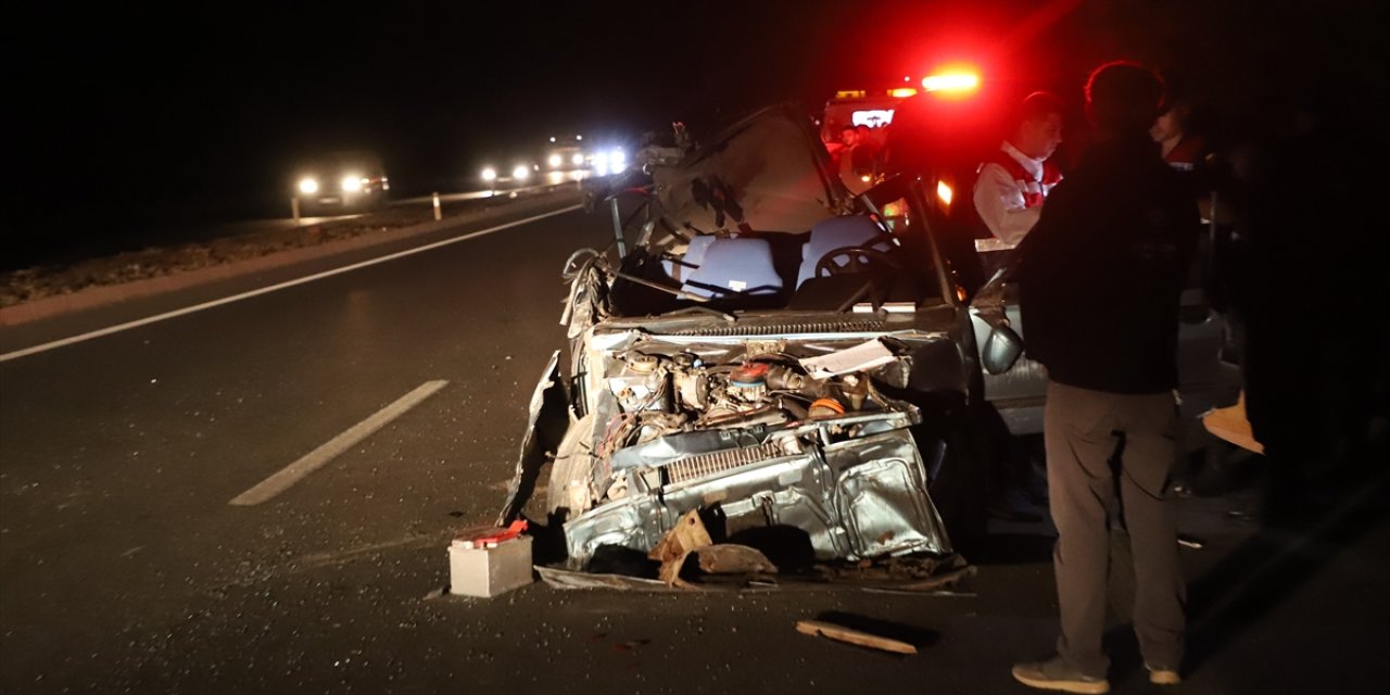 Denizli'de otomobilin traktör römorküne çarpması sonucu 1 kişi öldü