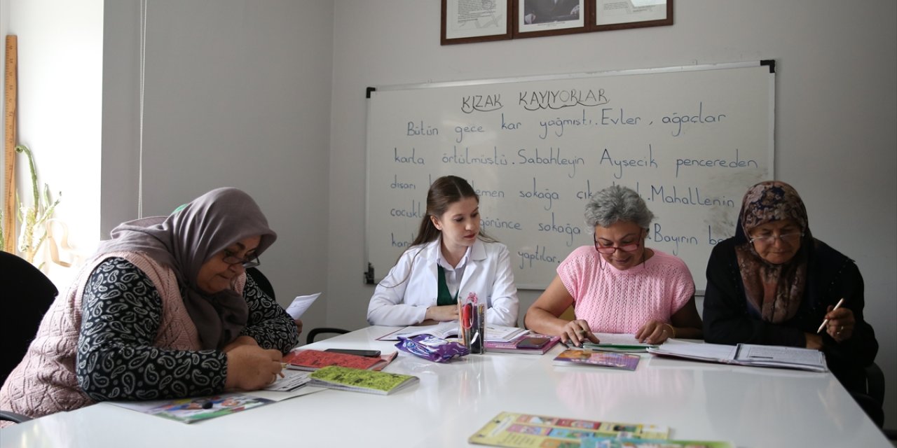 "İkinci bahar"larında öğrendikleri okuma yazma sayesinde hayatları kolaylaştı