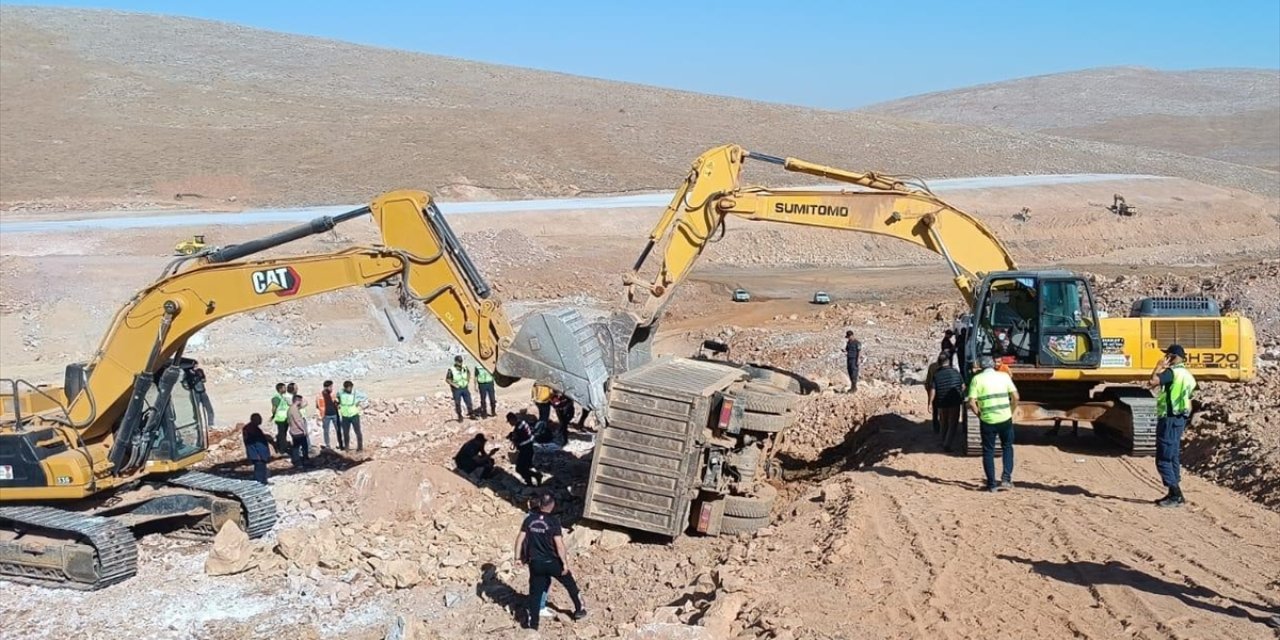 Kahramanmaraş'ta devrilen kamyonun sürücüsü öldü