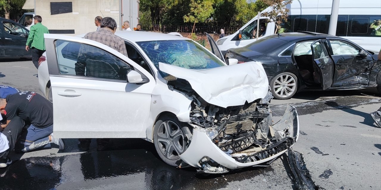 Siirt'te iki otomobilin çarpışması sonucu 5 kişi yaralandı