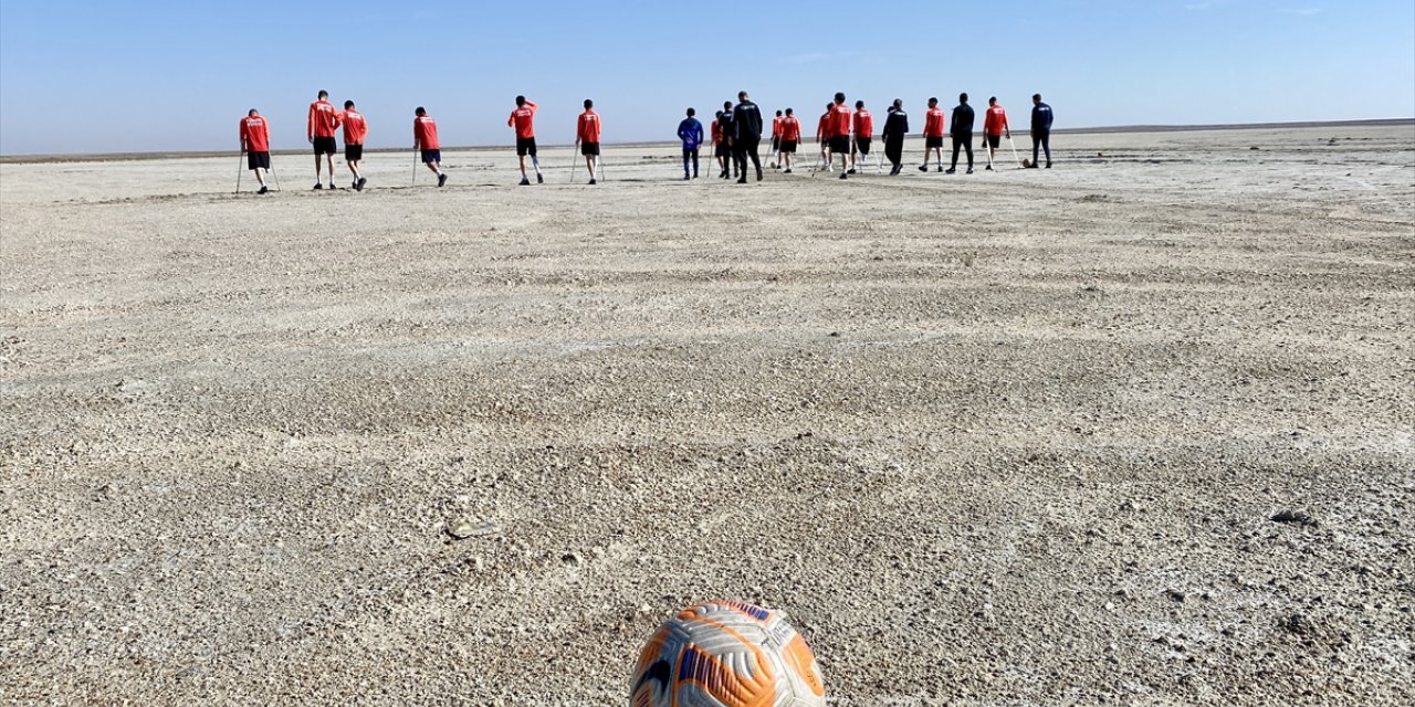 Ampute Milli Futbol Takımı, kuraklığa dikkati çekmek için kuruyan göl üzerinde antrenman yaptı