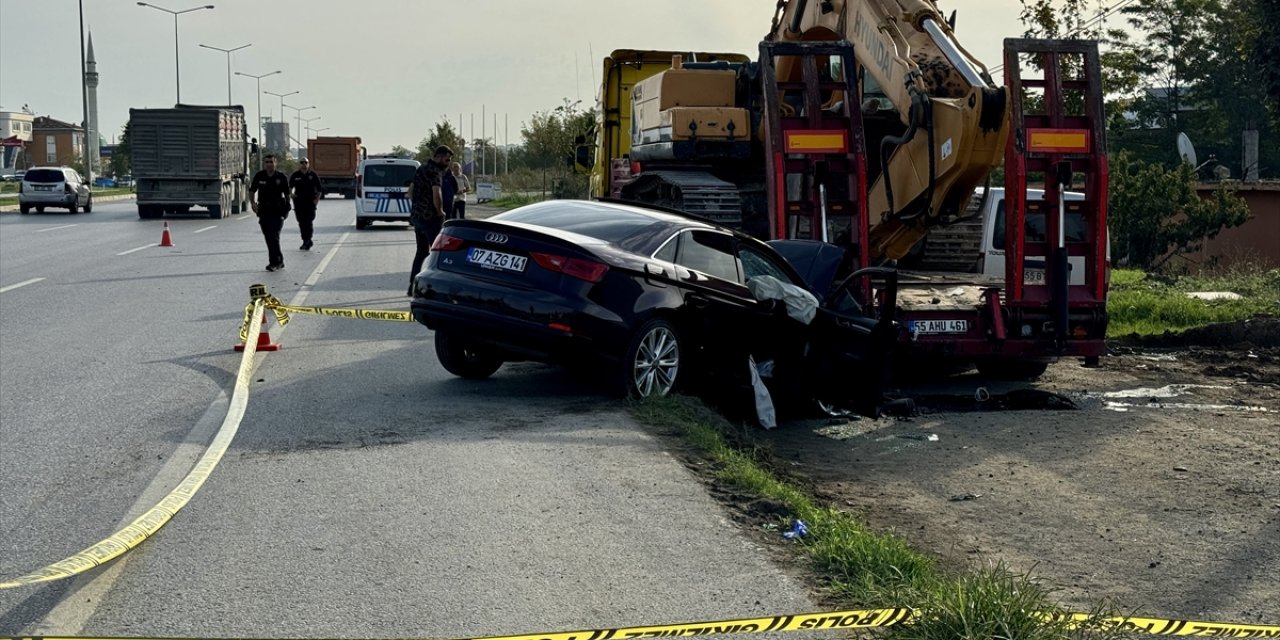 Samsun'da park halindeki tırın dorsesine çarpan otomobildeki sürücü öldü