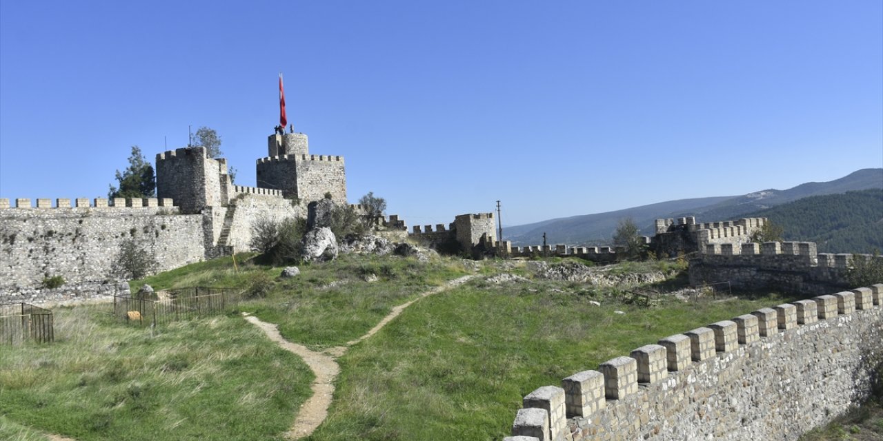 Sinop'ta sarp kayalıklar üzerine kurulu Boyabat Kalesi dikkat çekiyor