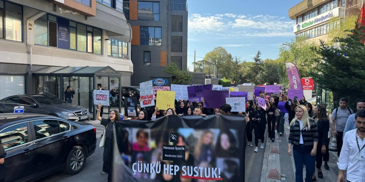 Üsküdar Üniversitesi öğrencileri kadına ve çocuğa yönelik şiddeti protesto etti