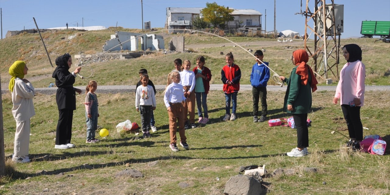 Muş'ta üniversite öğrencileri köy okulunu boyadı, öğrencilerle oyunlar oynadı