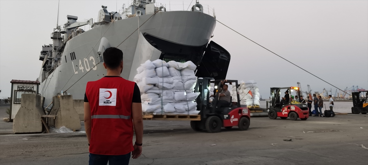 Türk Kızılay, Lübnan'dan tahliye edilen Türk vatandaşlarına acil yardım desteği sağlıyor