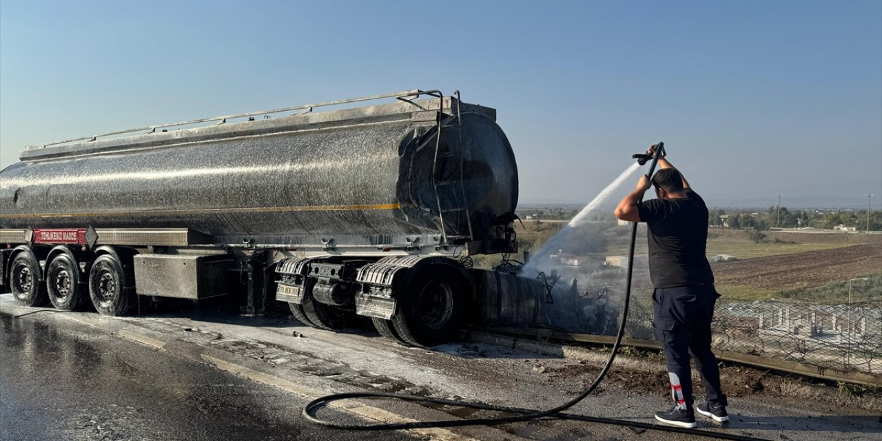 Osmaniye'de yangın çıkan tankere çarpan bir diğer tanker yola devrildi