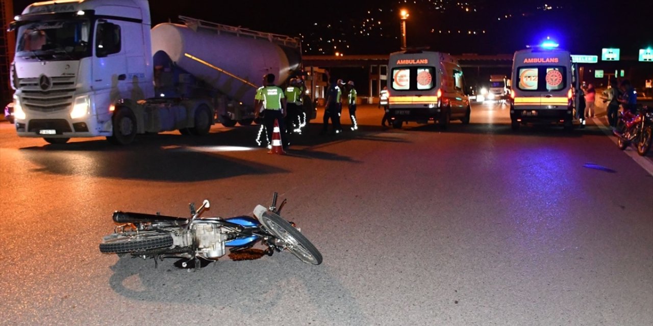 Hatay'da dur ihtarına uymayan motosikletin çarpması sonucu 1'i polis 3 kişi yaralandı