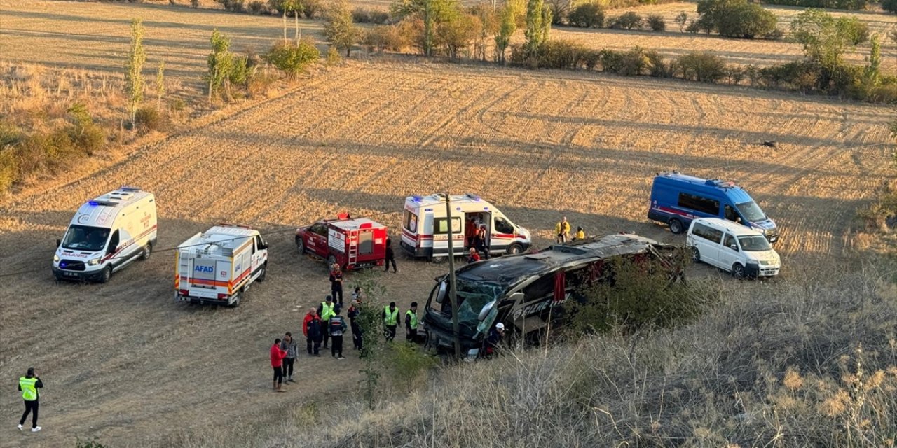 Afyonkarahisar'da yolcu otobüsünün devrildiği kazada 21 kişi yaralandı