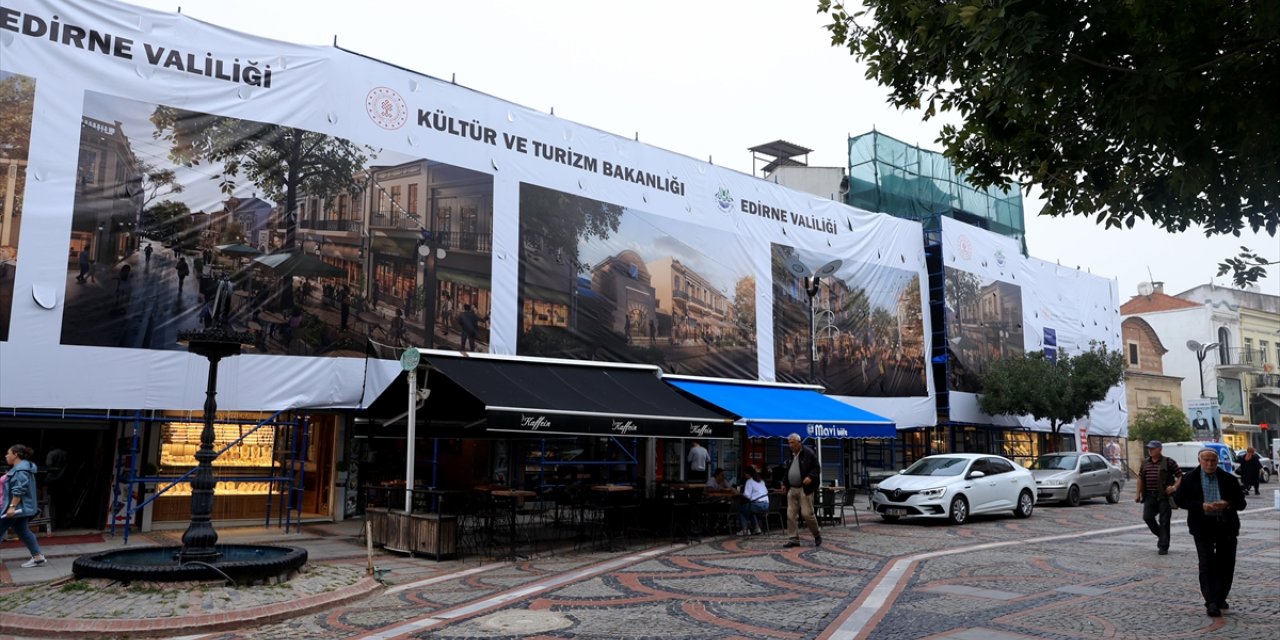 Edirne'nin merkezi Saraçlar Caddesi'ndeki "sokak sağlıklaştırma" çalışmaları sürüyor