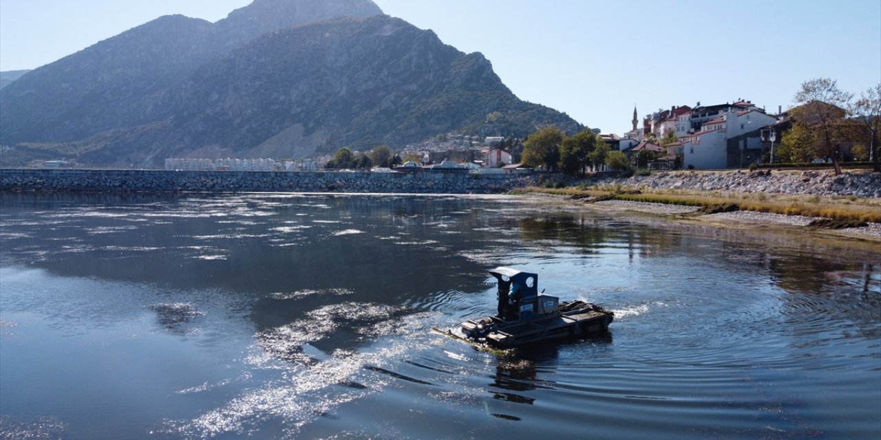 Eğirdir Gölü'nde ot ve yosun temizliğinin ay sonunda tamamlanması hedefleniyor