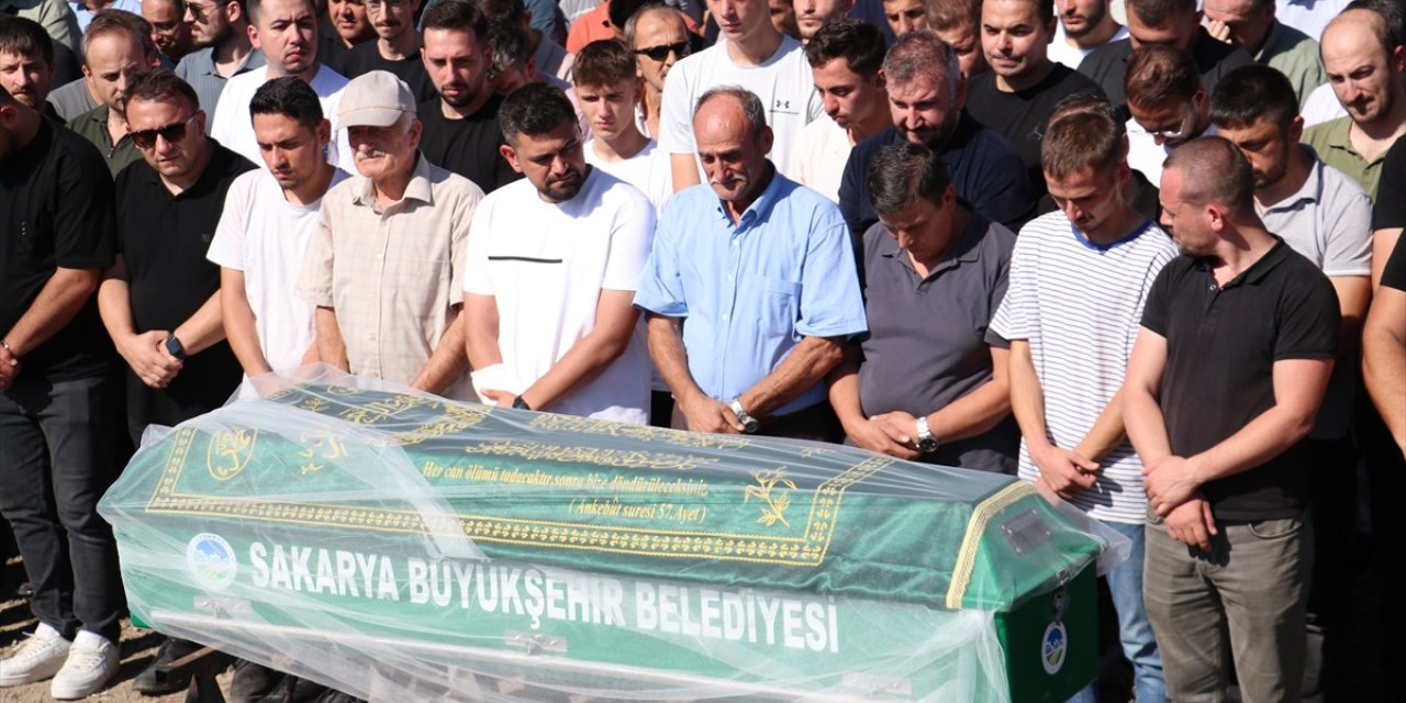 Sakarya'da makarna fabrikasındaki patlamada yaralanarak hastanede hayatını kaybeden kadın işçi defnedildi