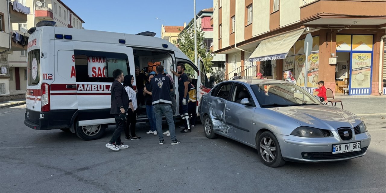 Kayseri'de otomobil ile minibüs çarpıştı 7'si öğrenci 8 kişi yaralandı