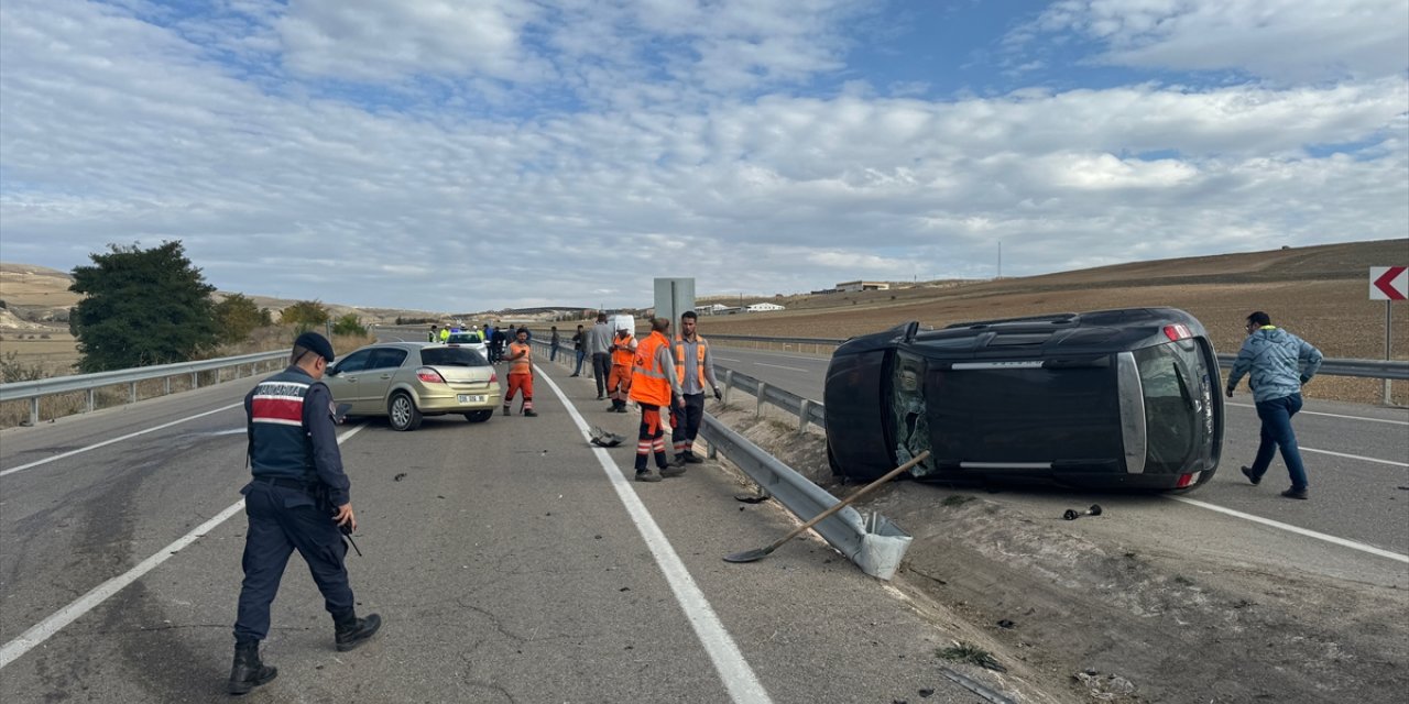 Bayburt'ta cip ile otomobilin çarpıştığı kazada 2 kişi yaralandı